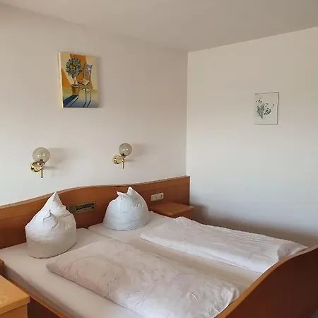 Monteurunterkunft Haus Max & Moritz בית אירוח *